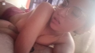 Me follo muy excitada a mi rommie mientras ve hentai