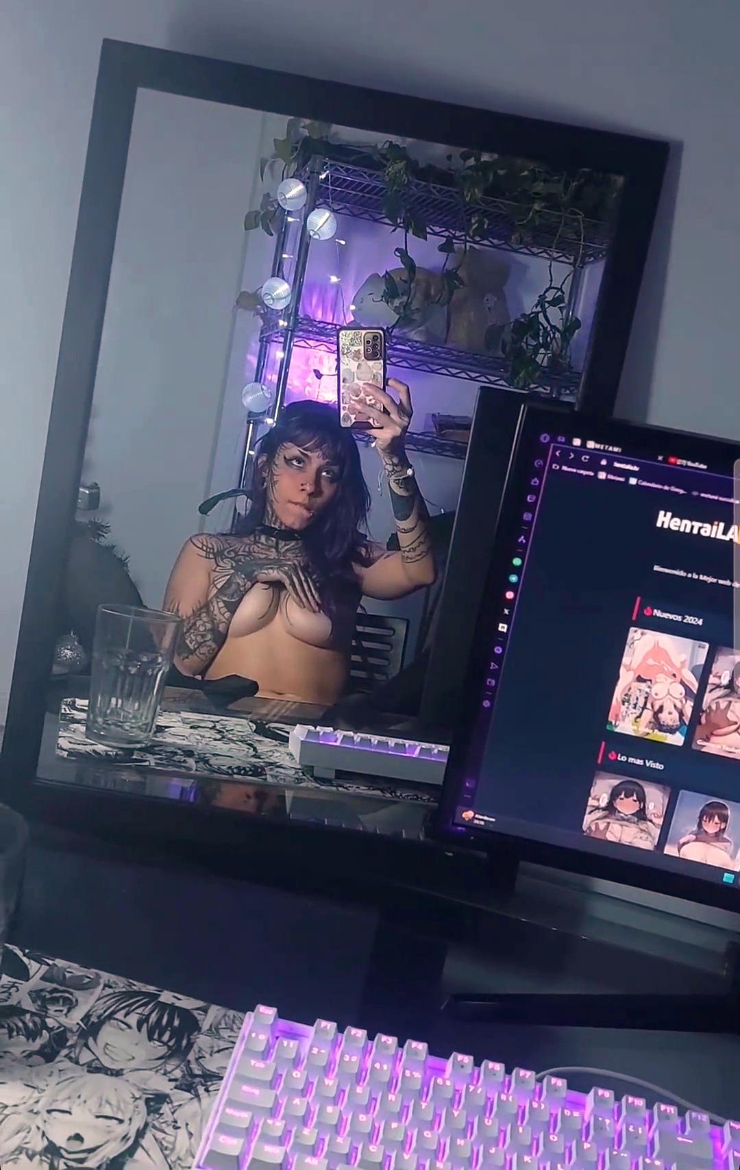 Do u like goth girls who watch hentai?